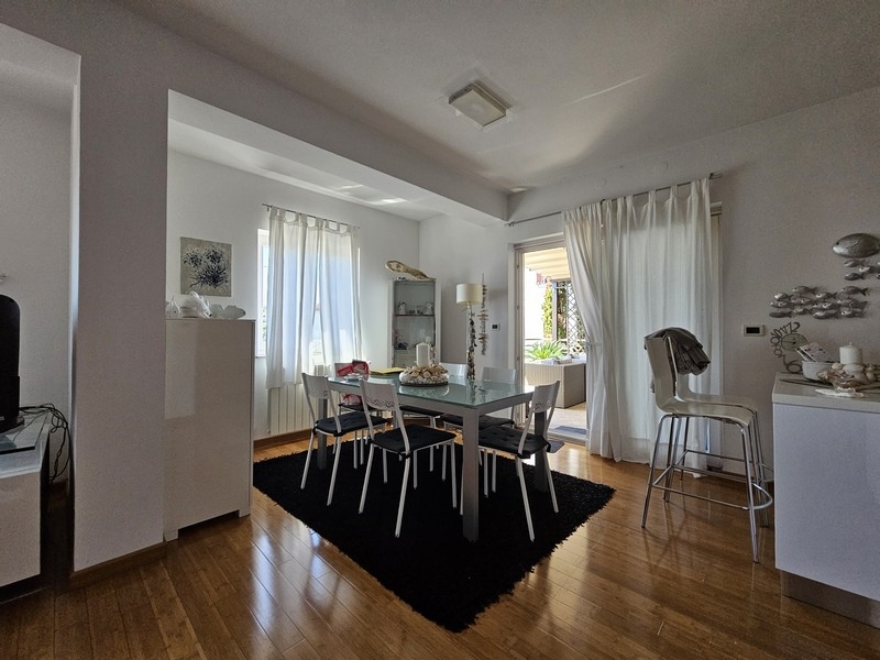 Coin repas avec table à manger et chaises