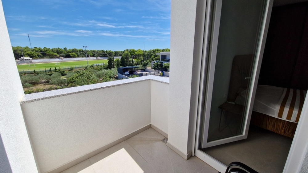 Loggia avec vue sur la verdure à Novalja