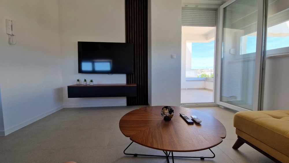 Séjour avec accès à la loggia et vue mer