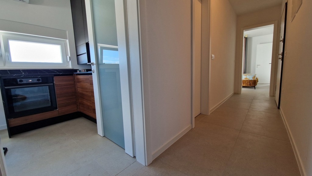 Entrée avec kitchenette et couloir