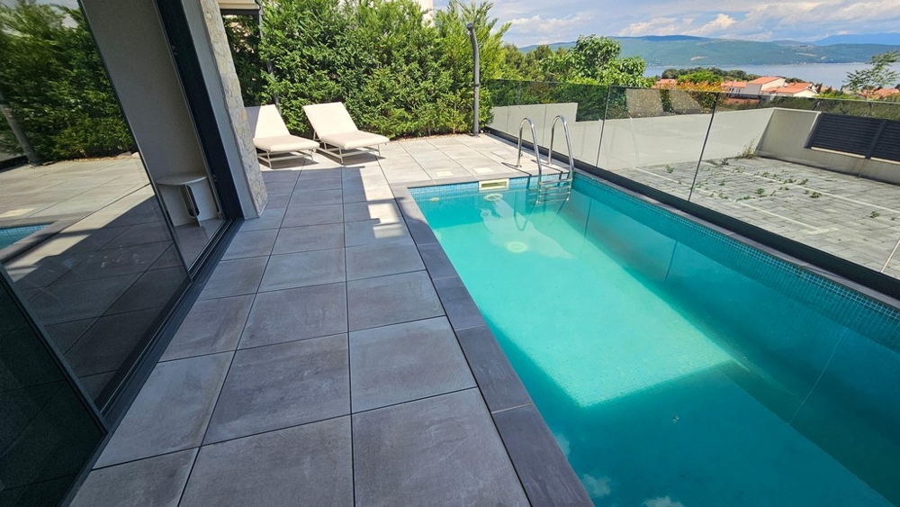 Piscine privée avec terrasse solarium et vue mer à Krk, Croatie