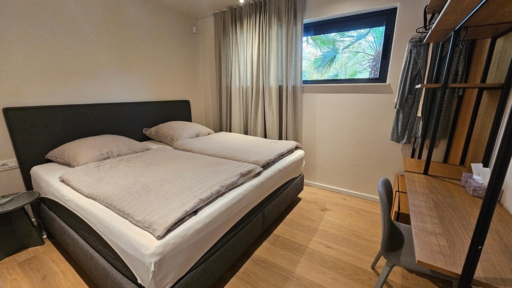 Chambre avec lit double et fenêtre