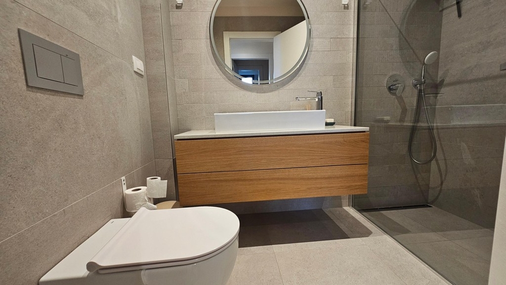 Salle de bains moderne avec douche et meuble vasque