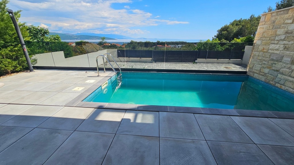 Piscine avec terrasse et vue mer panoramique sur l'île de Krk