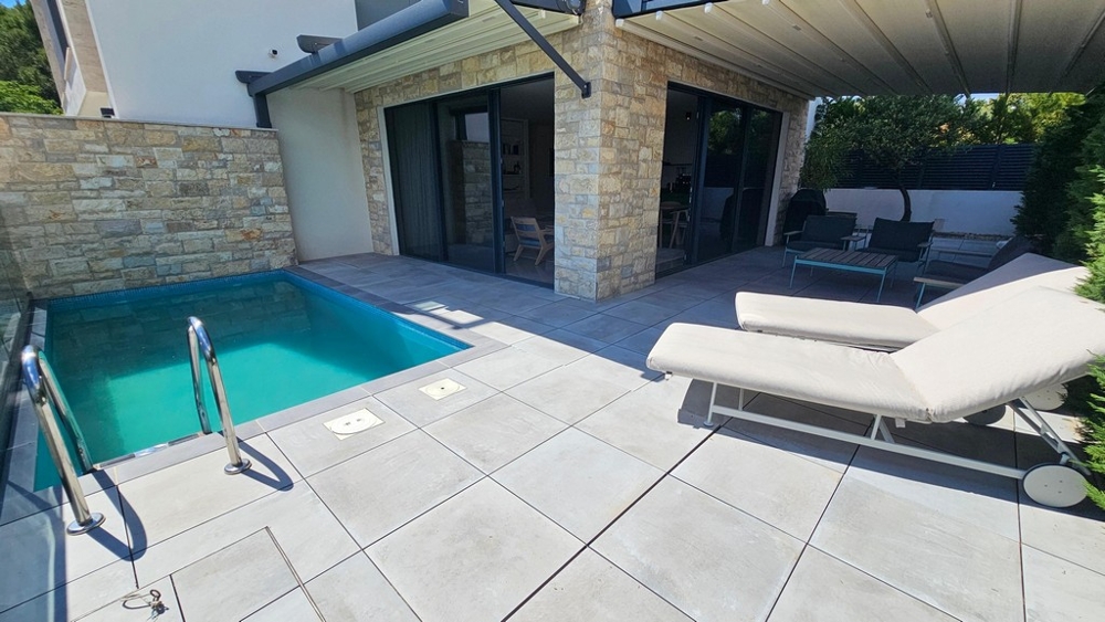 Piscine et terrasse couverte avec coin lounge