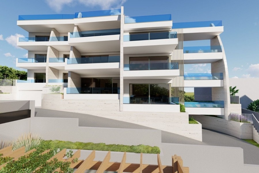 Vue latérale de l'immeuble d'habitation avec balcons en Dalmatie