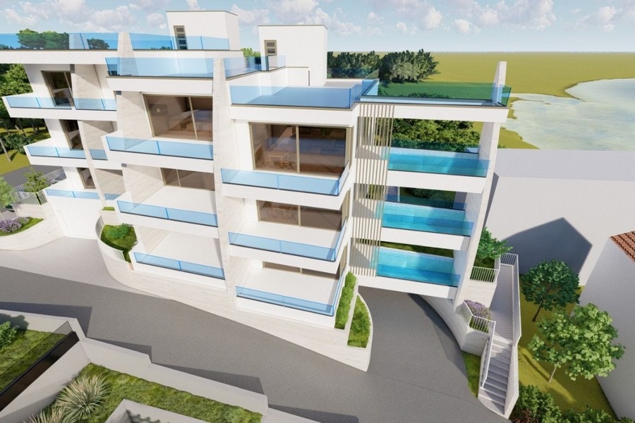 Vue latérale de l'immeuble d'appartements avec balcons en bord de mer