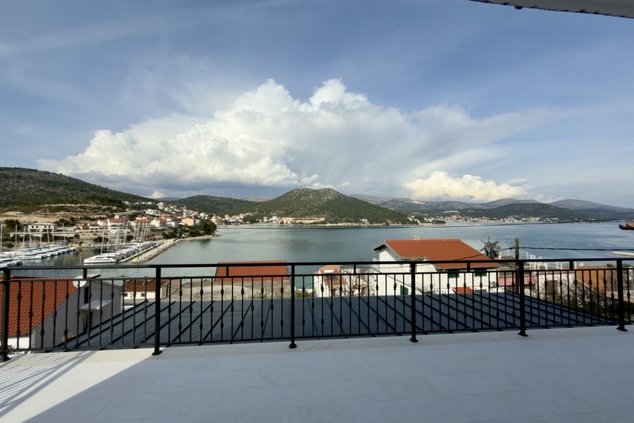 Terrasse avec vue mer sur la baie de Marina