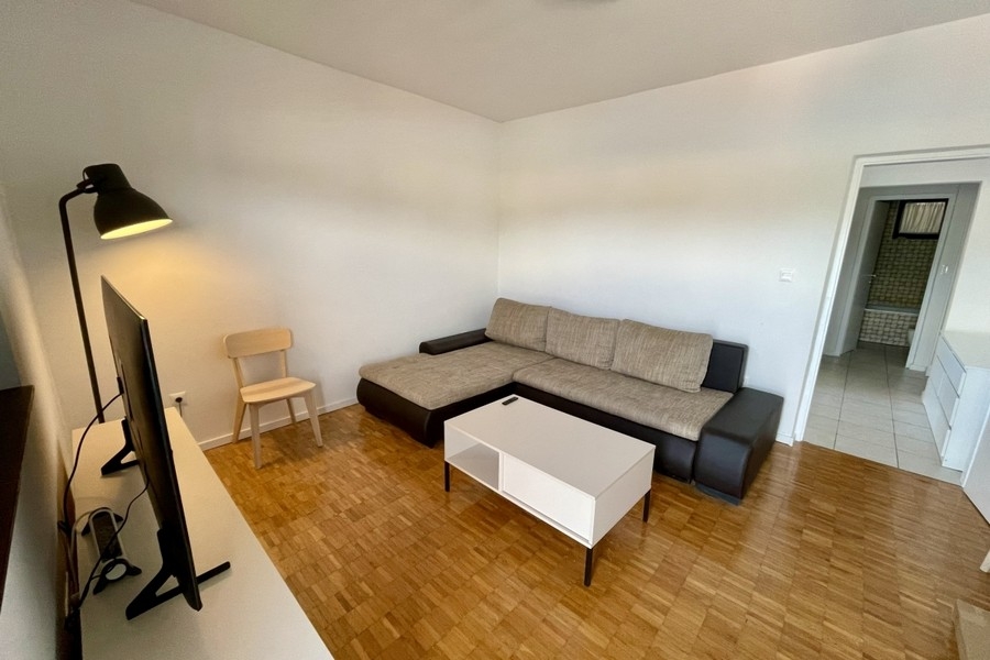 Séjour confortable avec canapé et téléviseur