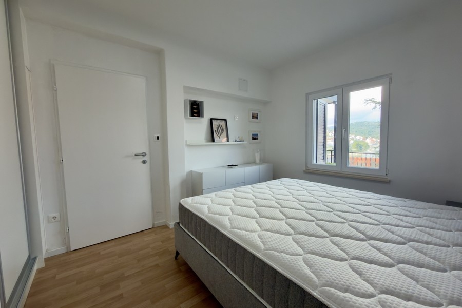 Chambre avec lit double et rangements