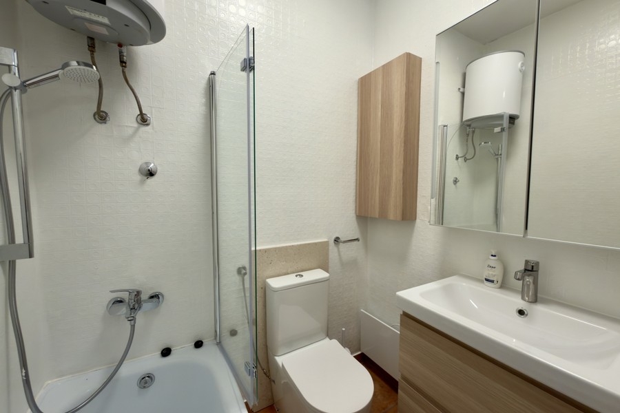 Salle de bains avec baignoire, douche et WC
