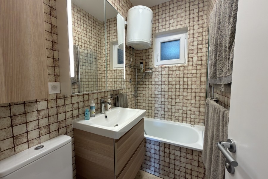 Salle de bains moderne avec carrelage en mosaïque