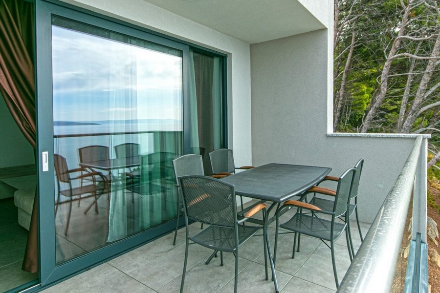 Terrasse avec salon de jardin et vue mer en Croatie