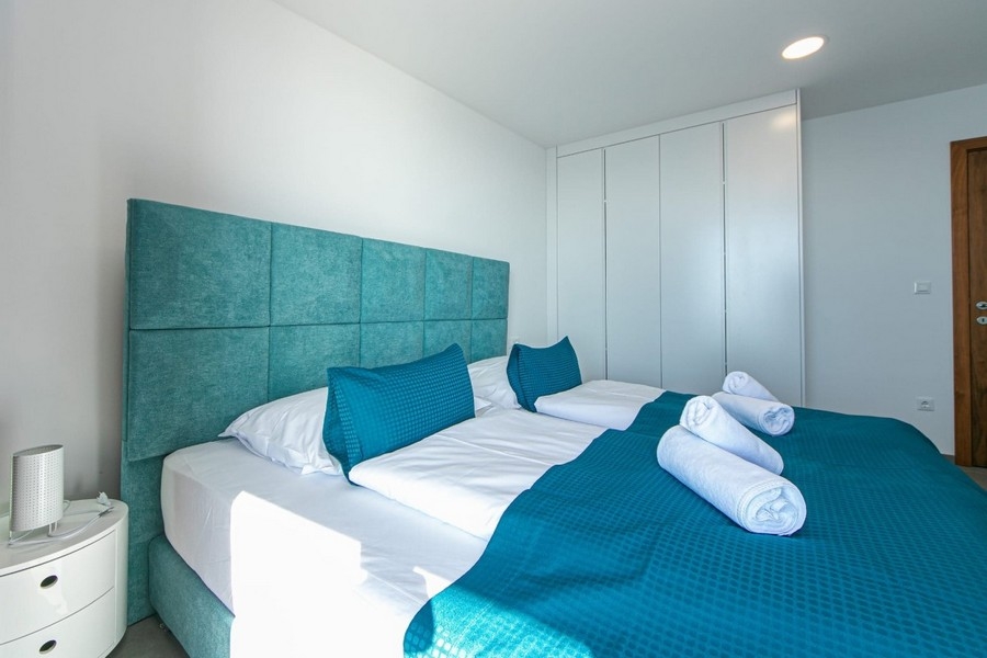 Chambre avec lit double et placard intégré