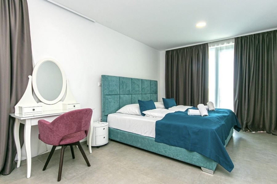 Chambre spacieuse avec coiffeuse