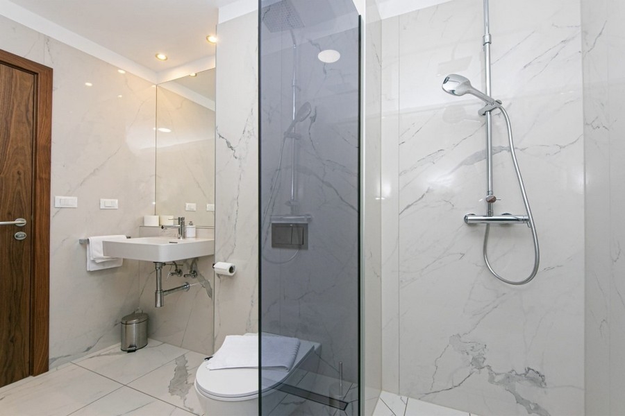 Salle de bains moderne avec douche en Croatie