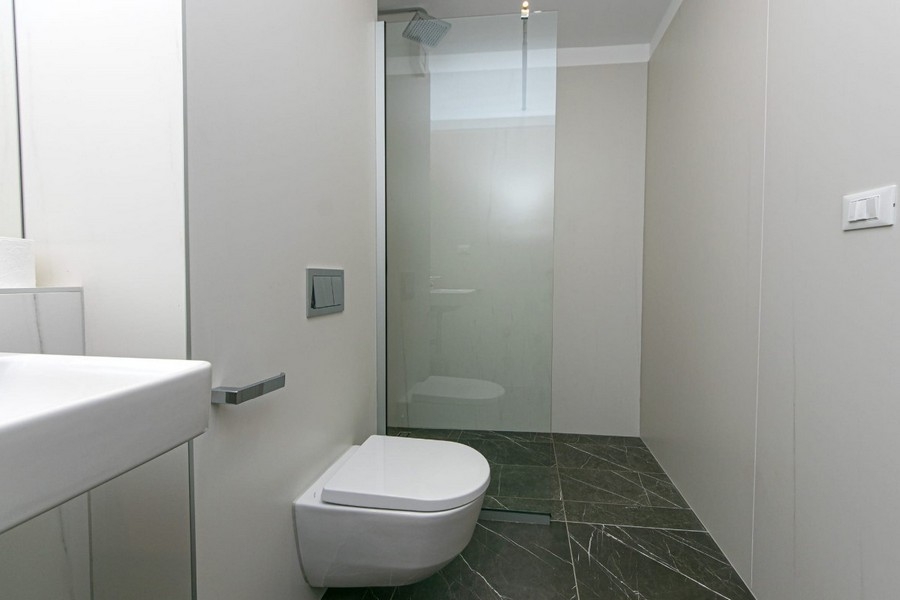 Salle de bains avec douche à l'italienne et WC