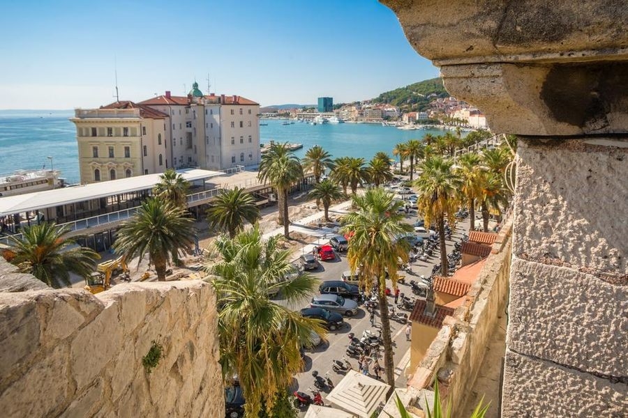 Vieille ville de Split avec port et vue mer en Croatie