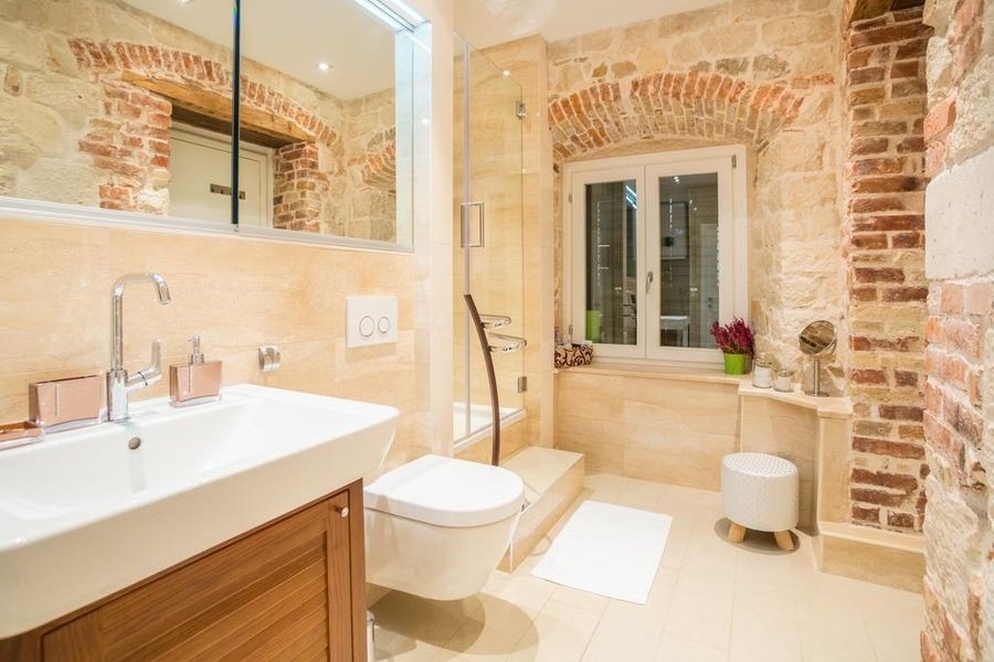 Salle de bains avec lavabo et fenêtre