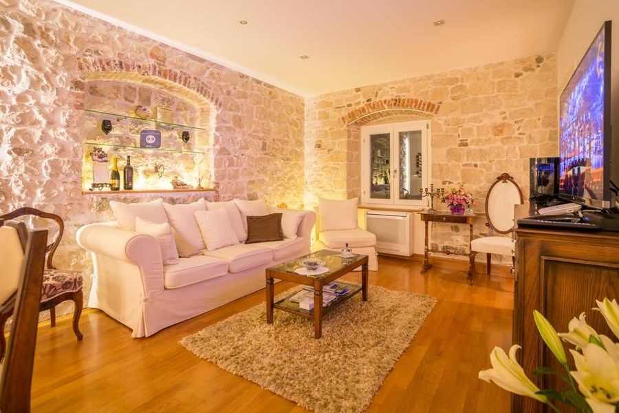 Salon avec mur en pierre naturelle et parquet