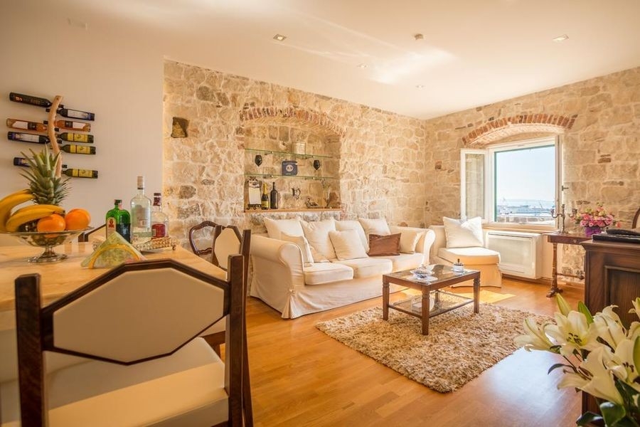 Séjour lumineux avec canapé et parquet