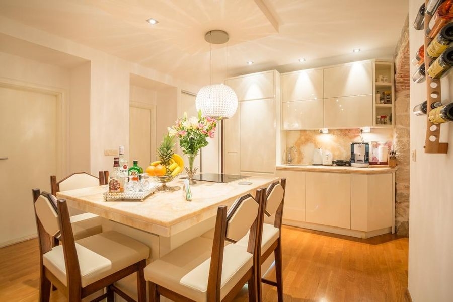 Espace repas avec table et cuisine ouverte