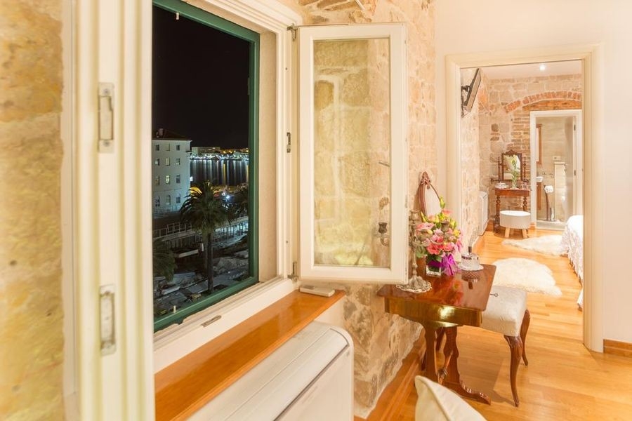 Vue sur la mer depuis l'appartement en Croatie