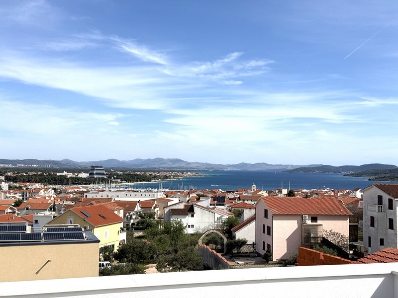 Vue panoramique sur Vodice et la mer en Croatie
