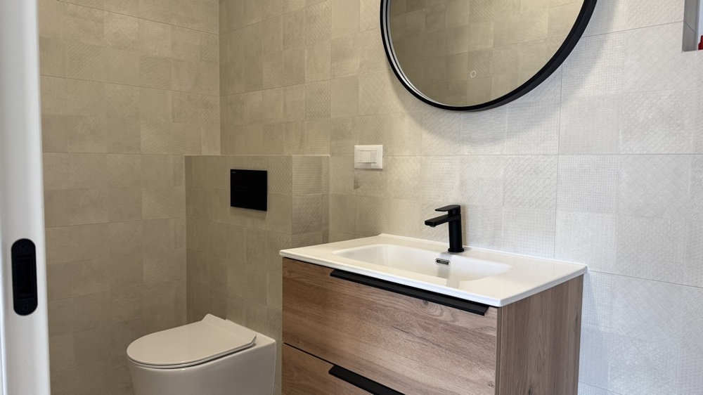 Salle de bains moderne avec vasque et WC
