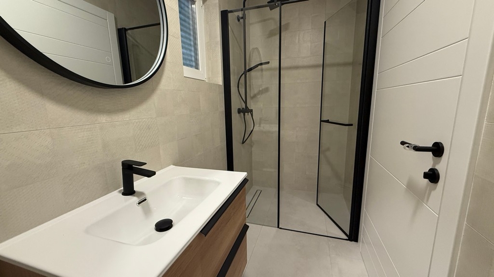 Salle de bains avec douche et vasque