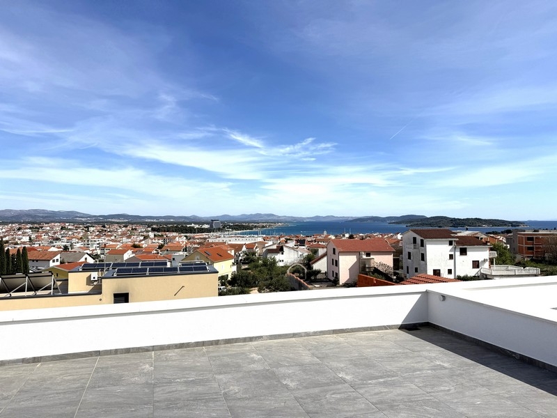 Grand toit-terrasse avec vue sur la ville