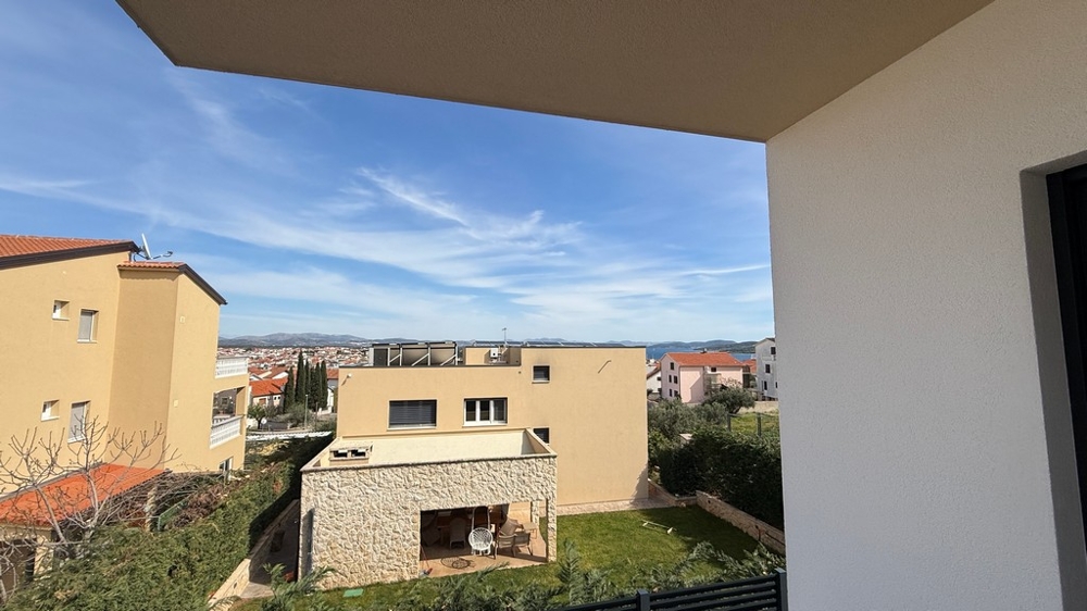 Terrasse avec vue sur le quartier résidentiel et la mer