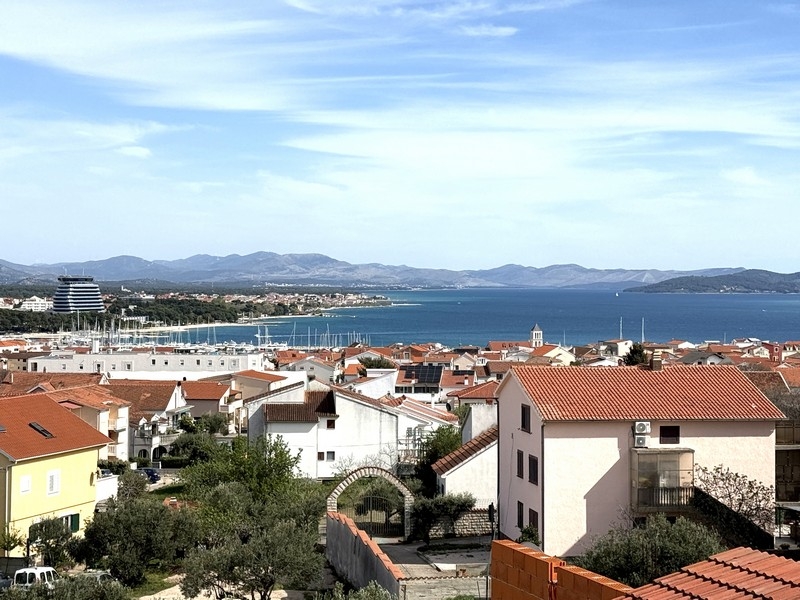 Vue panoramique sur la mer et la marina de Vodice