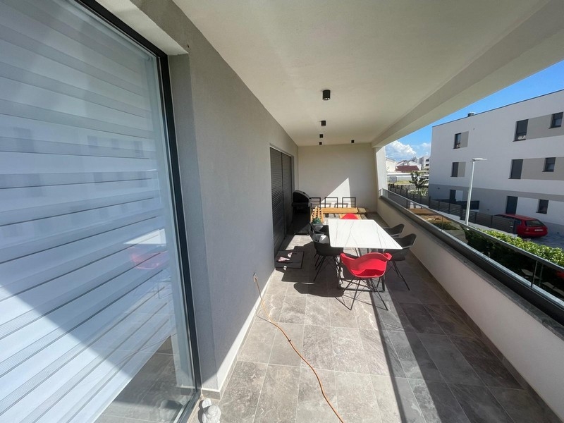 Terrasse couverte avec coin salon
