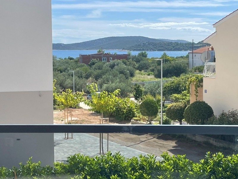 Vue mer sur Vodice avec oliviers