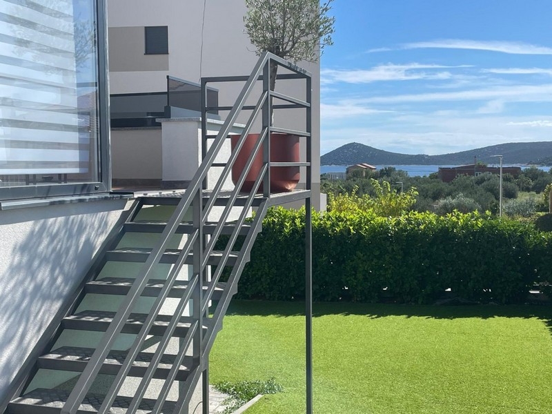 Escalier extérieur dans le jardin avec vue mer