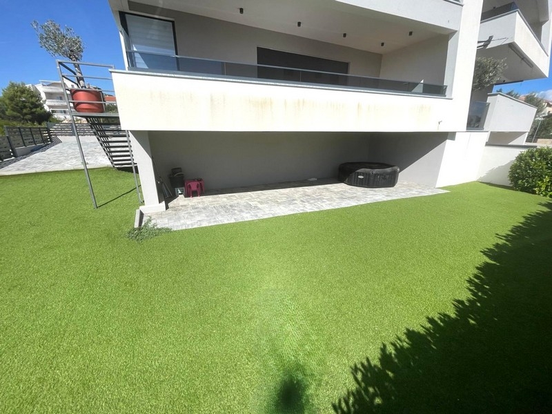 Terrasse couverte avec accès au jardin