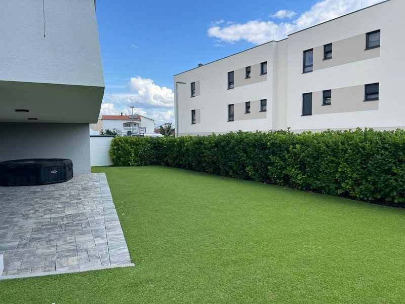 Jardin soigné avec pelouse en Croatie