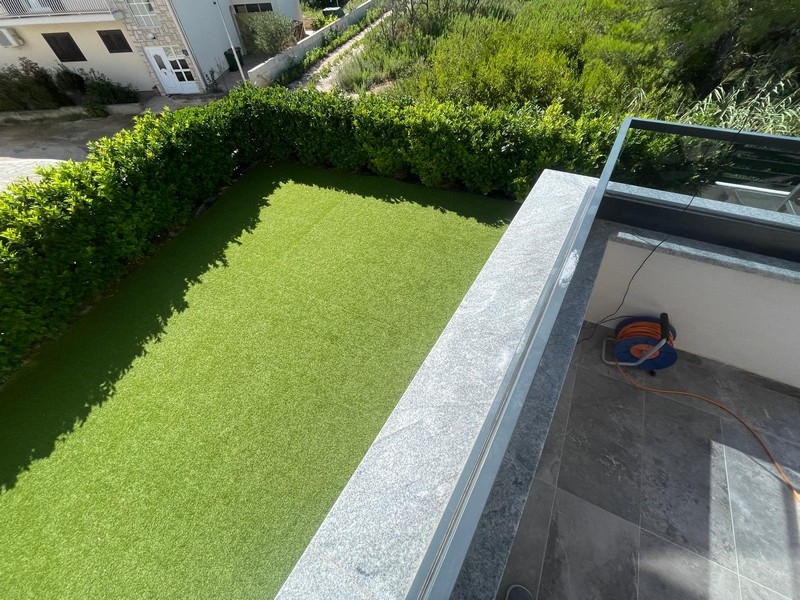 Pelouse avec terrasse attenante