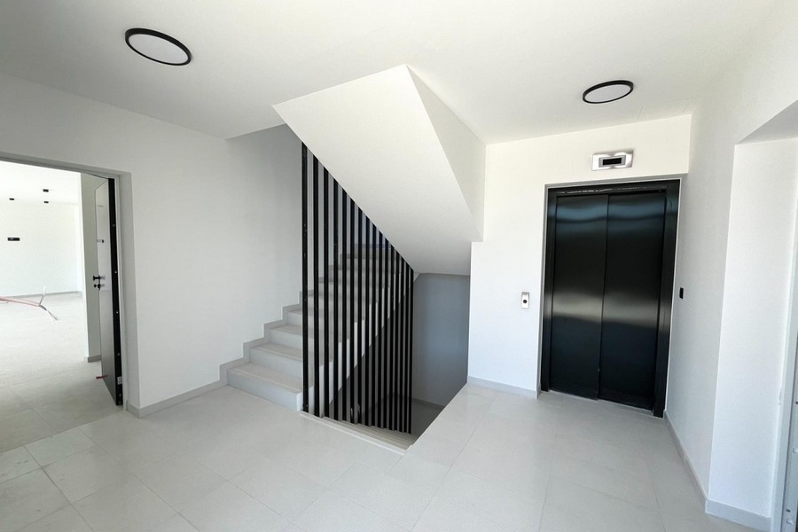 Couloir intérieur avec escalier et ascenseur