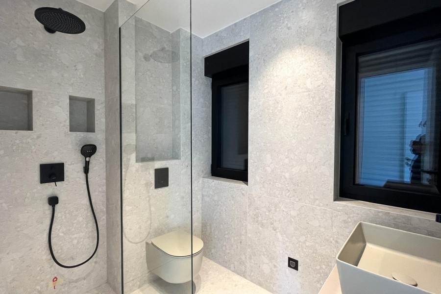Salle de bains moderne avec douche