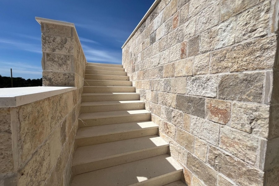 Escalier en pierre naturelle de la résidence en Croatie