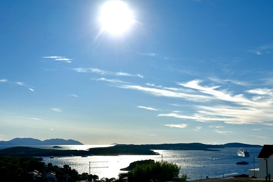 Vue panoramique sur Hvar et la mer