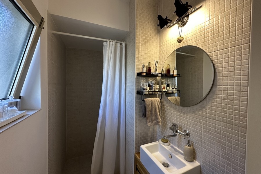 Salle de bains avec lavabo et miroir