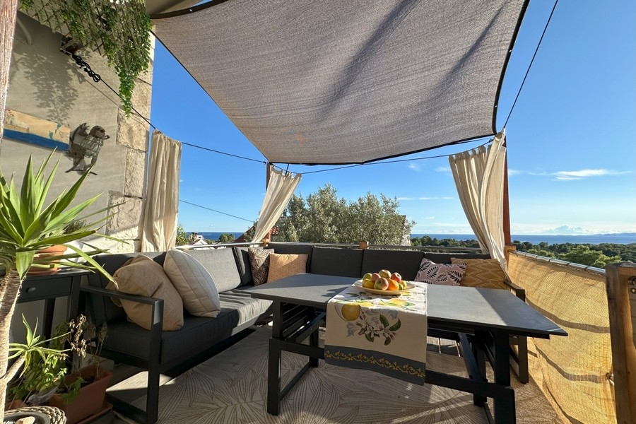 Terrasse avec lounge et vue mer
