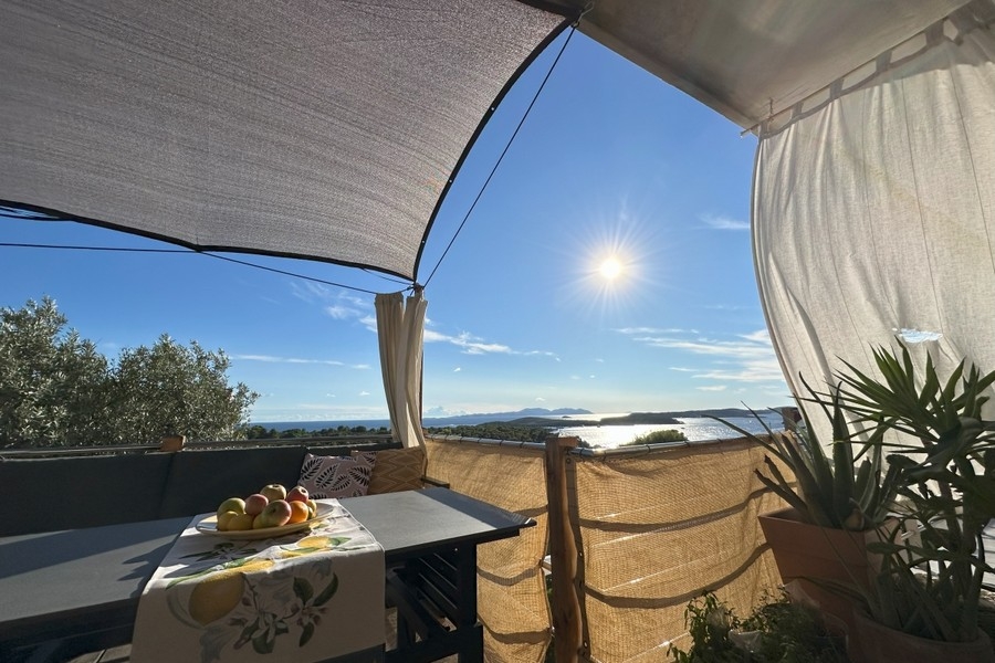 Terrasse avec vue mer et voile d'ombrage