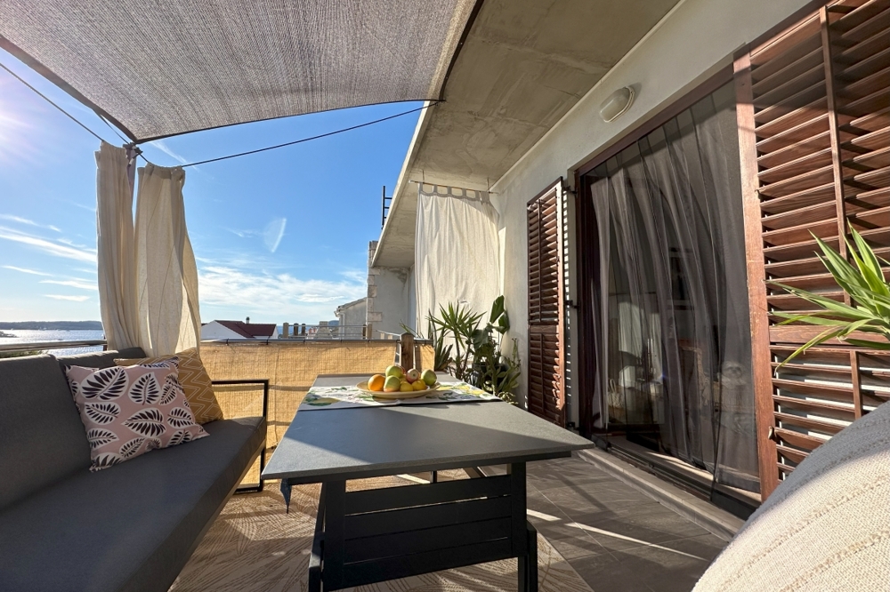 Terrasse couverte avec coin salon et vue