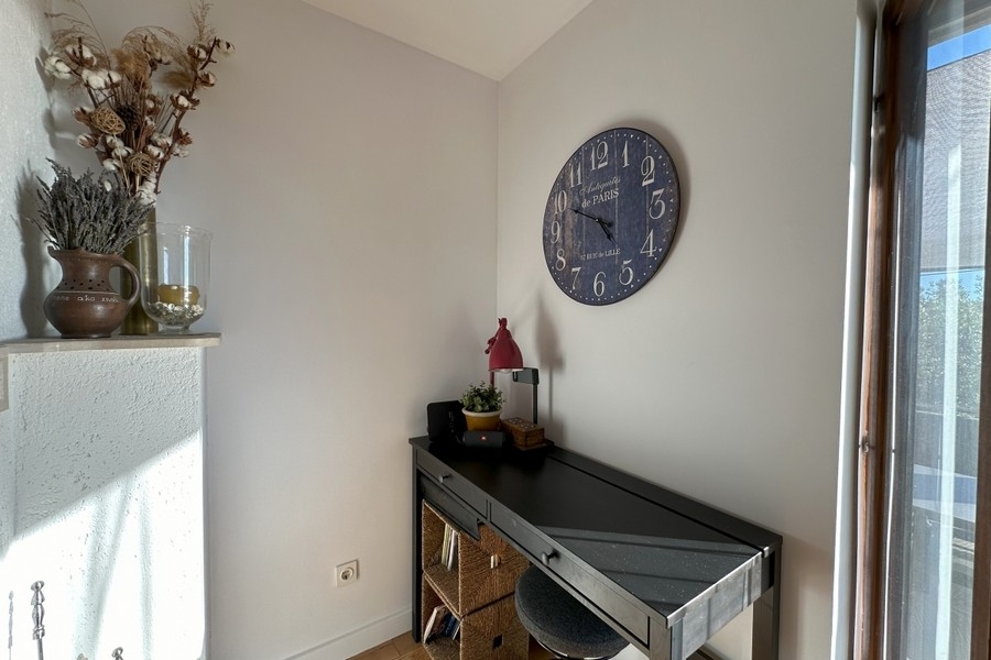 Intérieur lumineux près de la fenêtre