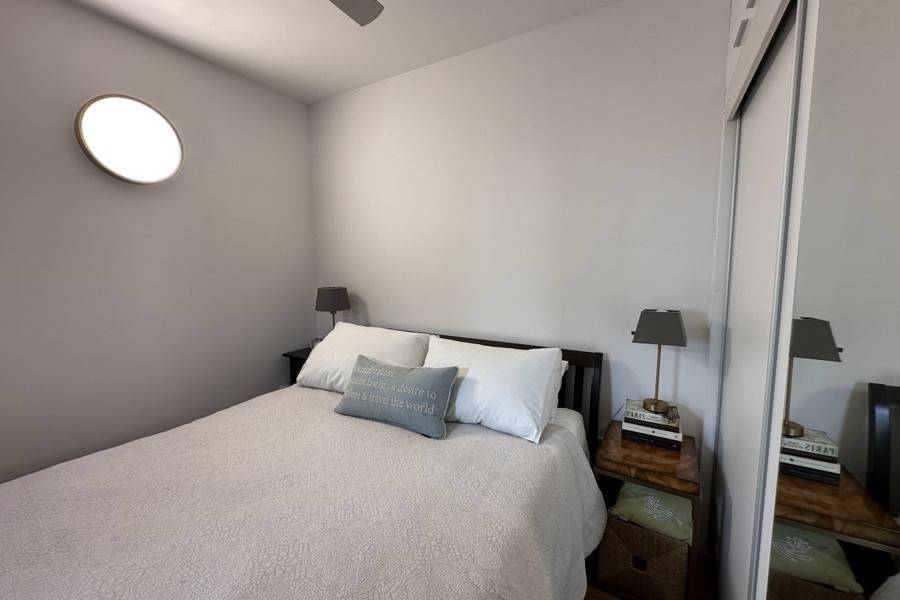 Chambre avec lit double et placard intégré