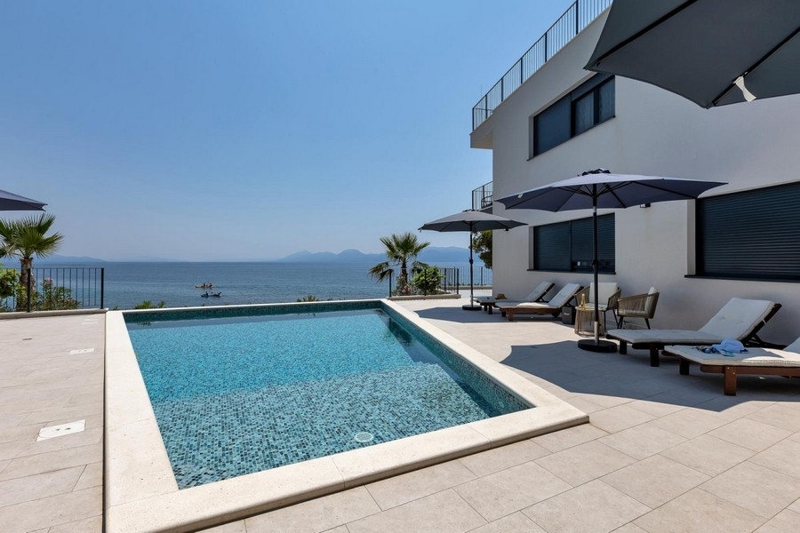 Piscine avec solarium et vue mer en Croatie